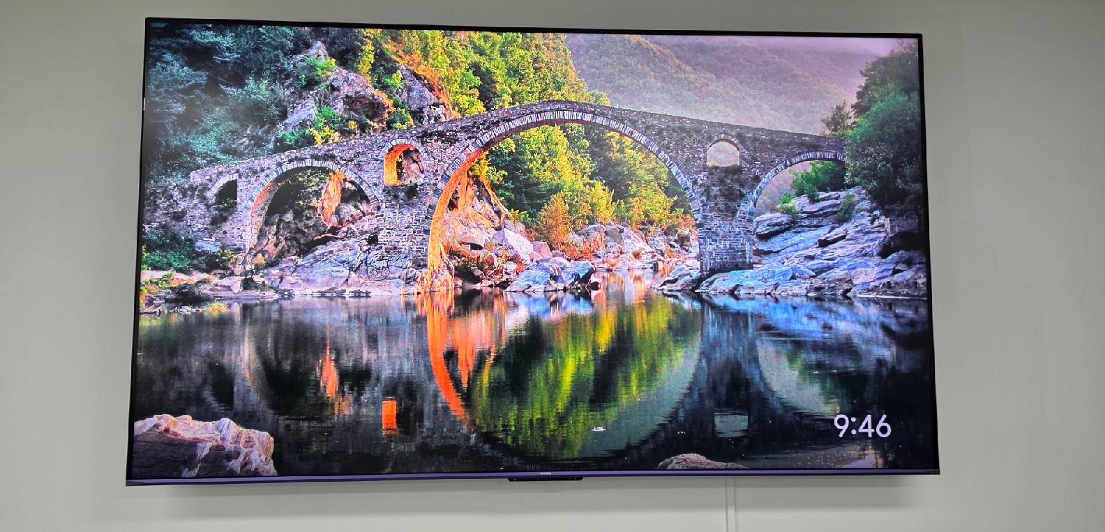 85인치 호텔 TV 설치 사진