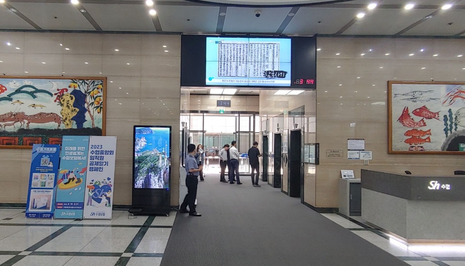 복도 천장형 TV + DID 설치 사진